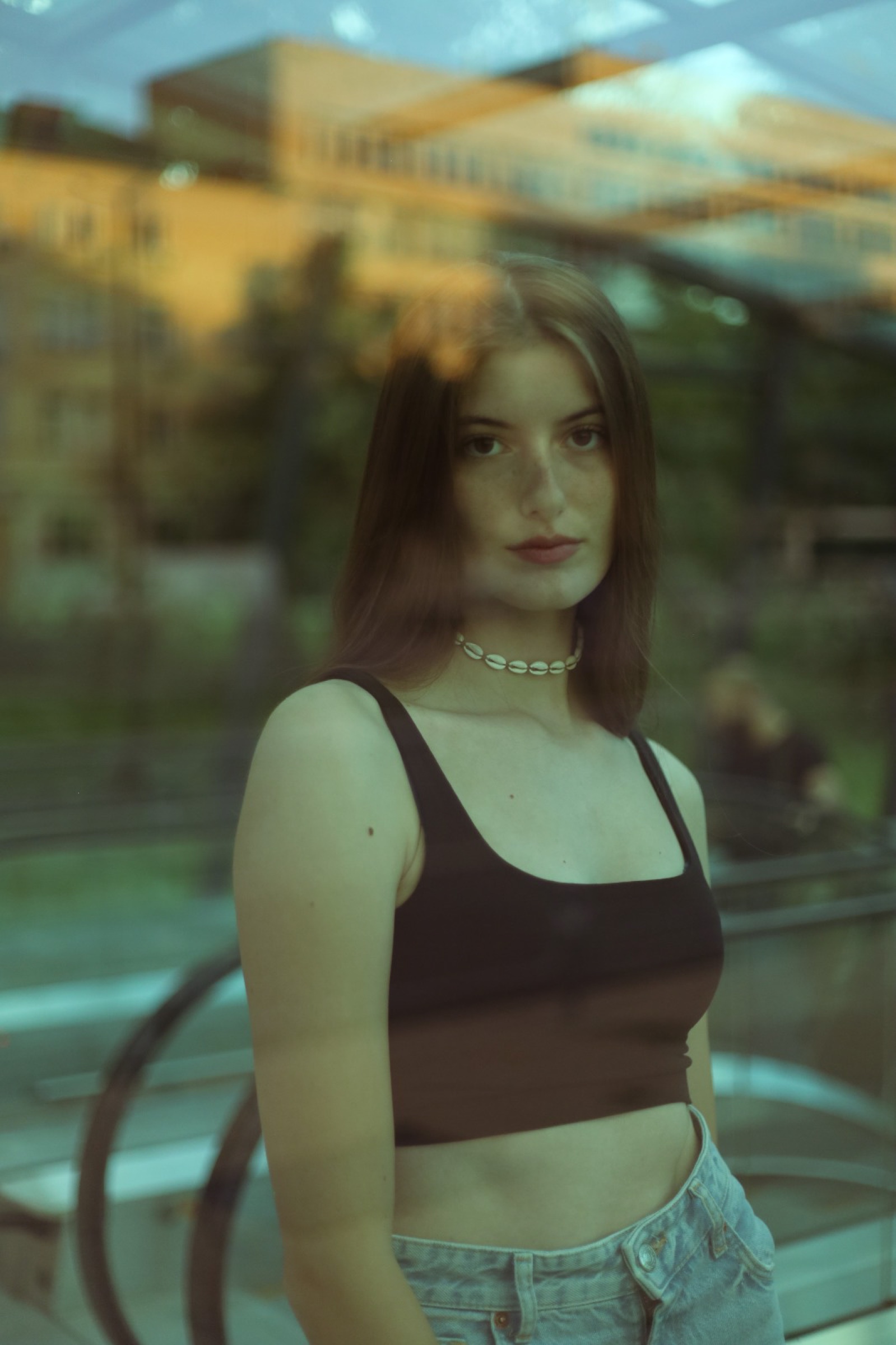 Между отраженията — кадър 3